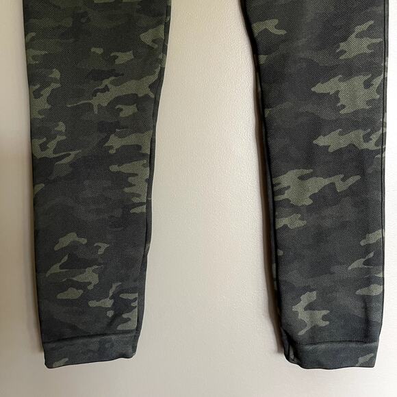 SPANX Look At Me Now Seamless Leggings Green Camo Size Medium High Rise Slimming - Picture 14 of 16